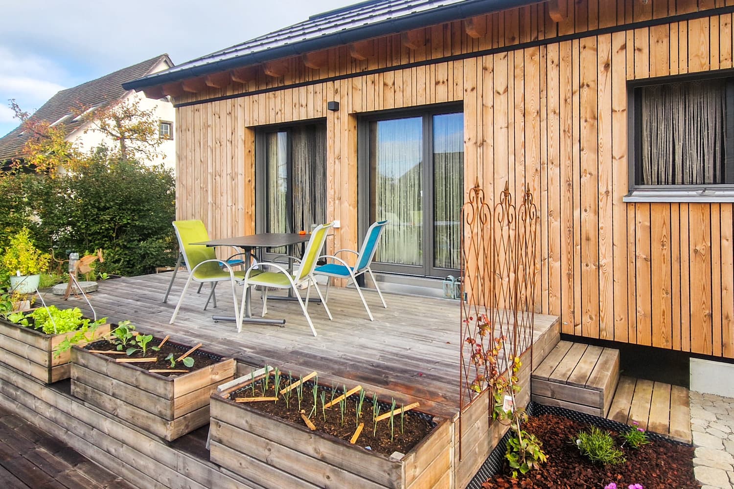 ZINIPI 3-ModulHaus in Gallenkirch AG: Sitzplatz auf der Terrasse vor dem Wohnraum