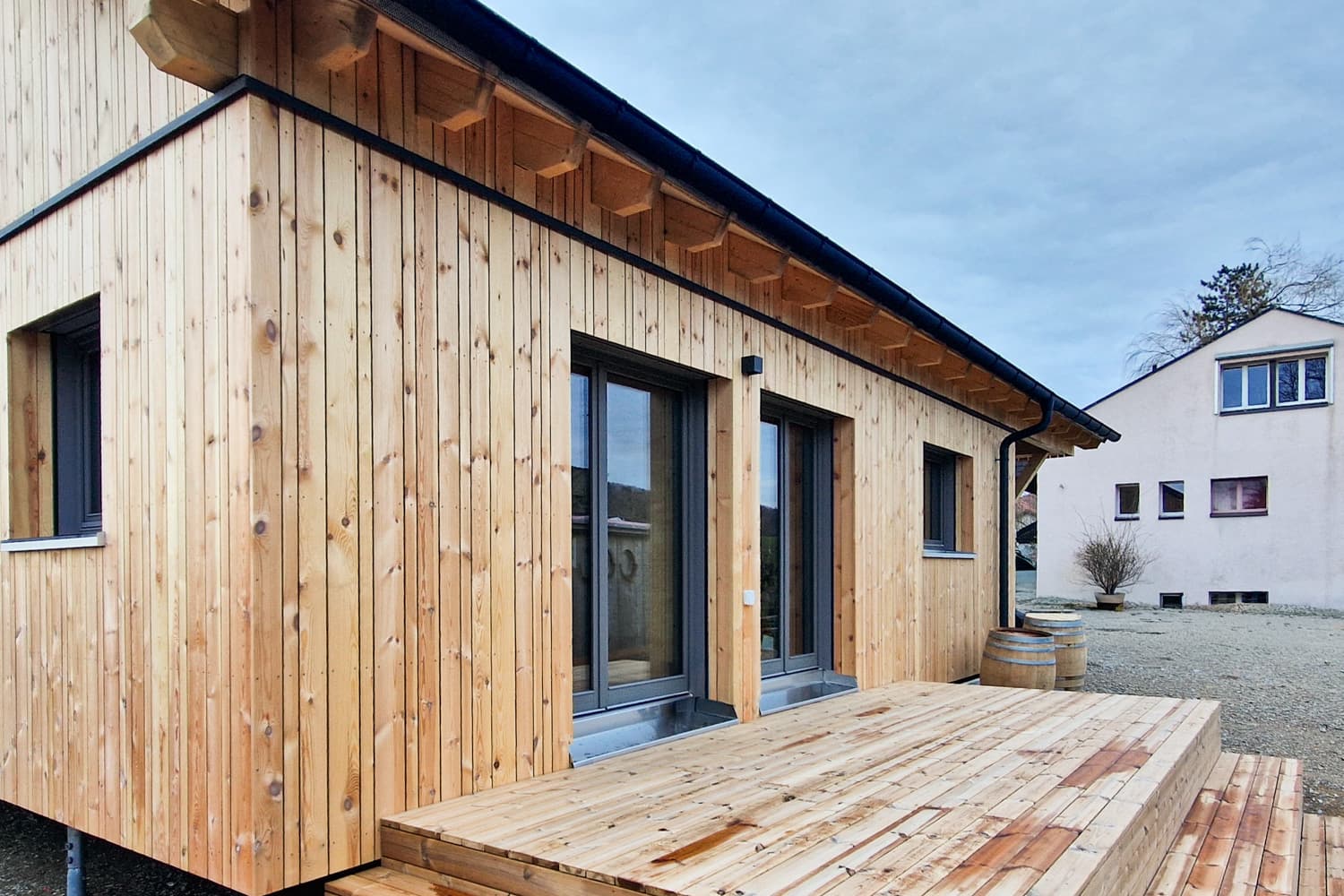 ZINIPI 3-ModulHaus in Gallenkirch AG: Holzfassade und Terrasse kurz nach der Montage
