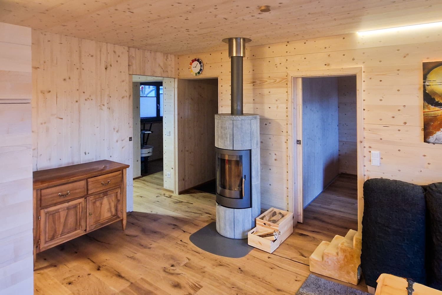 ZINIPI 3-ModulHaus in Gallenkirch AG: Stückholzofen im Wohnraum