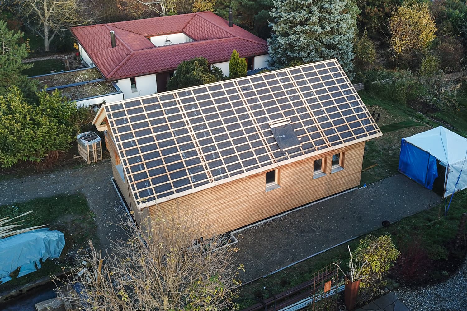ZINIPI 2-ModulHaus in Opfertshofen SH: Luftaufnahme während der Montage der Photovoltaik