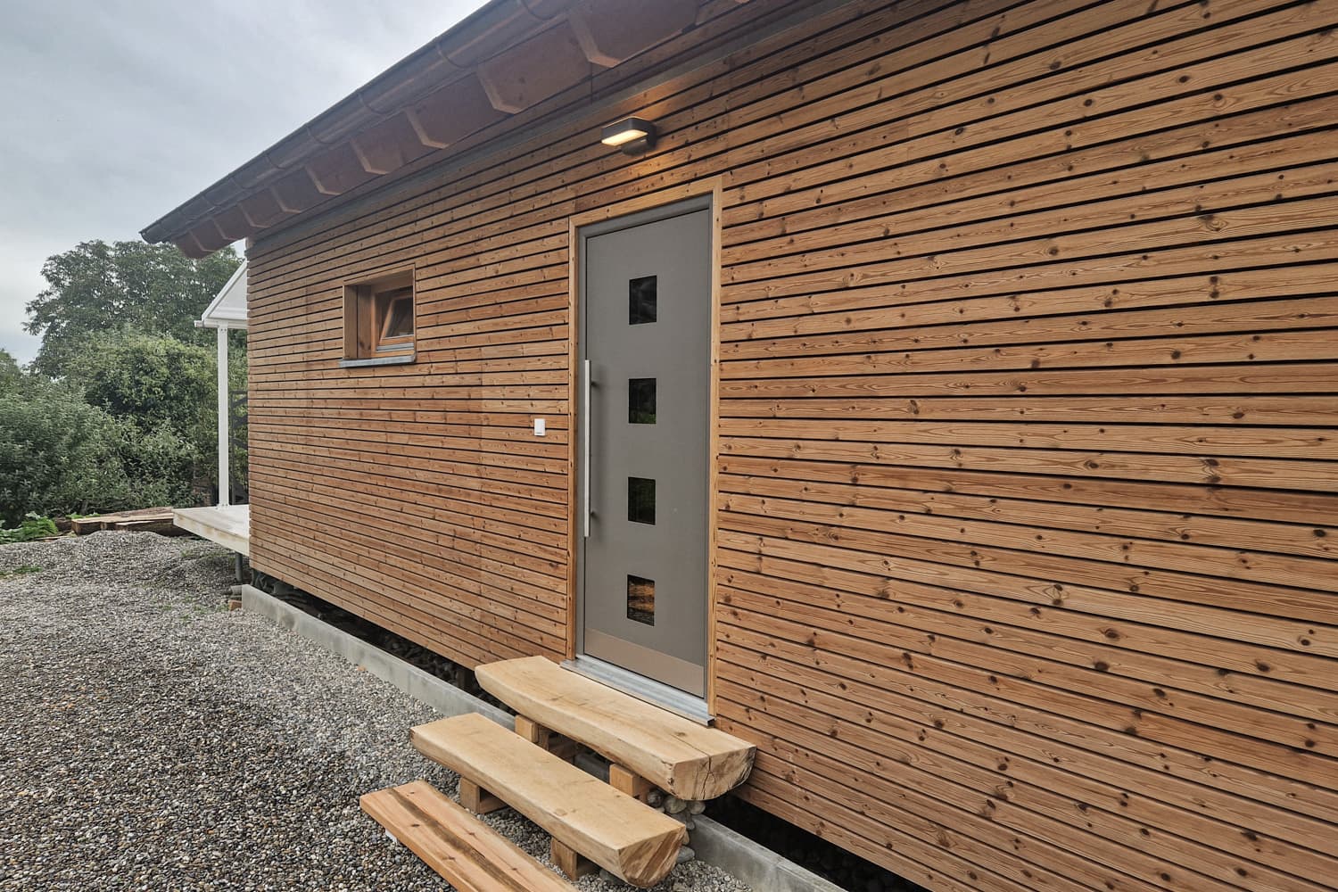 ZINIPI 2-ModulHaus in Opfertshofen SH: Eingangsseite mit Haustür