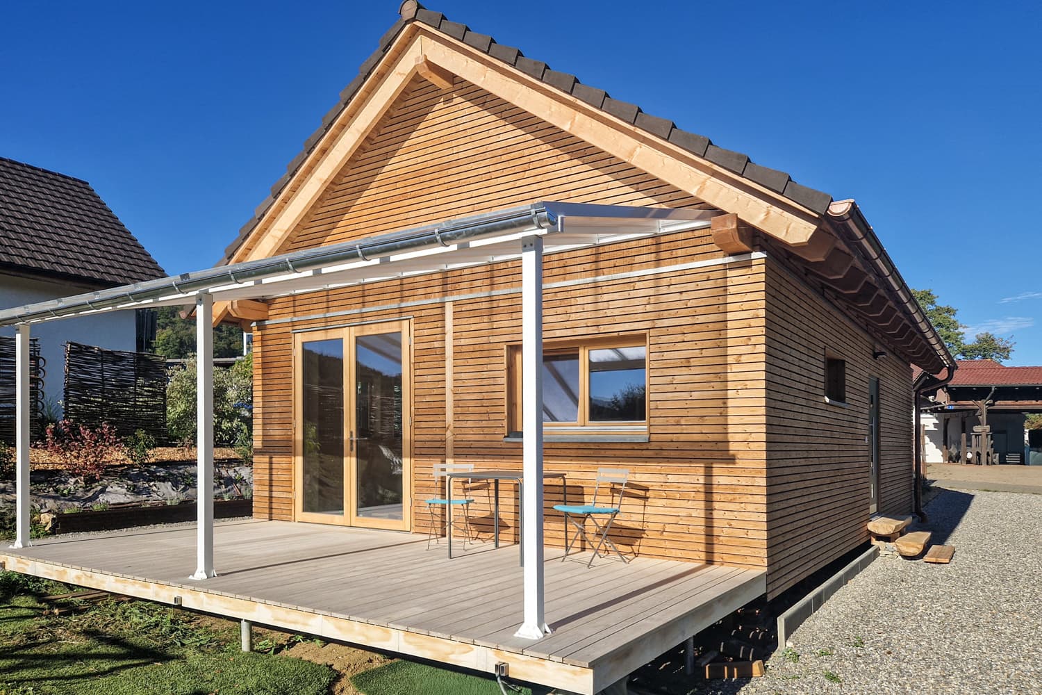 ZINIPI 2-ModulHaus in Opfertshofen SH: Terrasse mit Sitzplatz unter der Pergola