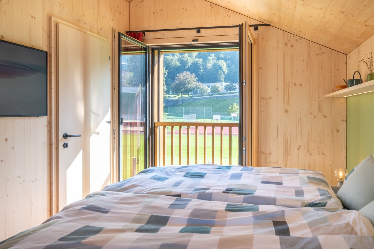 VIVĀN ELEMENT SwissBijou in Stans: Blick vom Bett ins Grüne