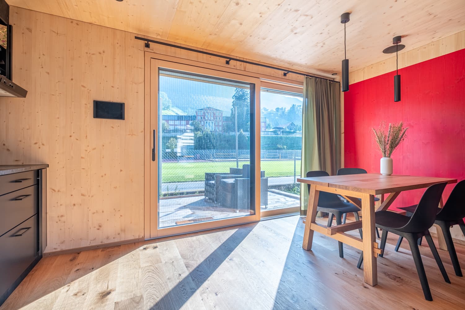 VIVĀN ELEMENT SwissBijou in Stans: Essbereich mit Gartenblick