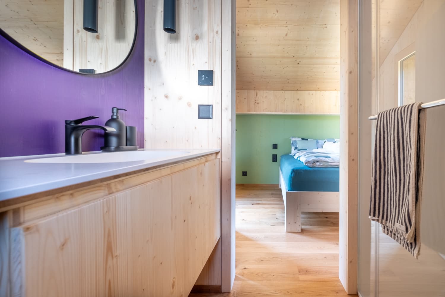 VIVĀN ELEMENT SwissBijou in Stans: Badezimmer mit Blick ins Schlafzimmer