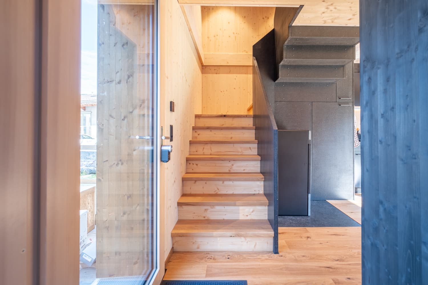 VIVĀN ELEMENT SwissBijou in Stans: Treppe ins Obergeschoss