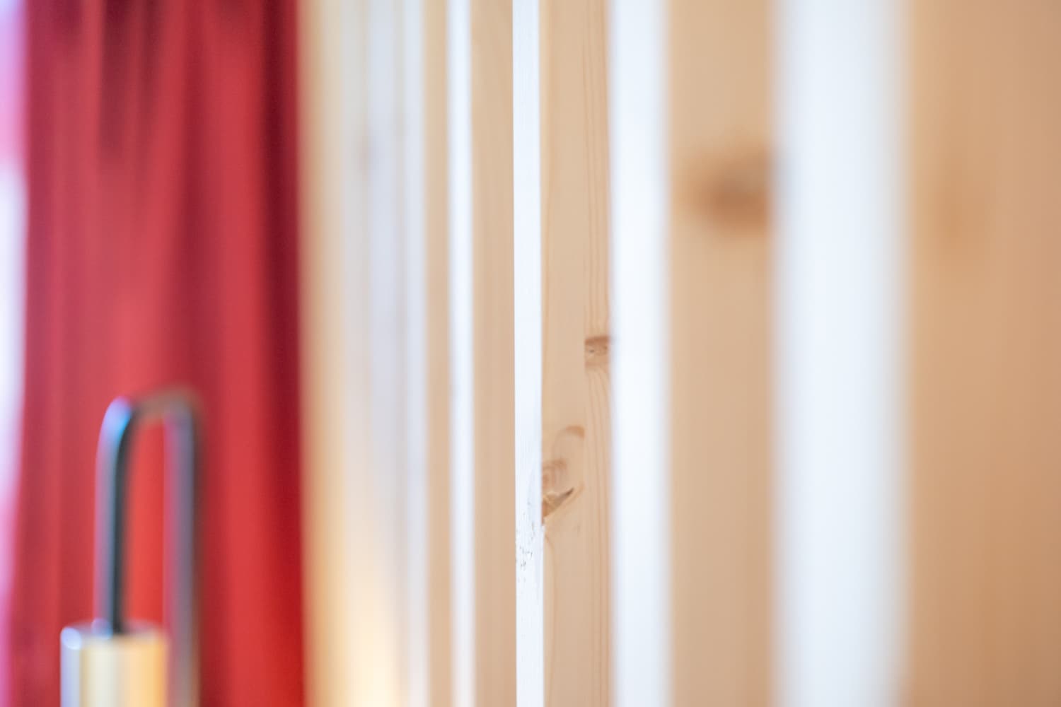 VIVĀN ELEMENT SwissBijou in Stans: Materialdetail Vorhang und Holz