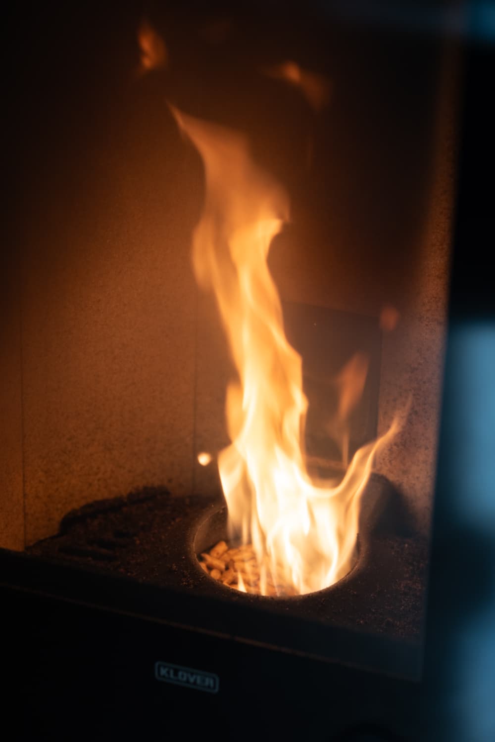 VIVĀN ELEMENT SwissBijou in Stans: Feuer im Pelletofen