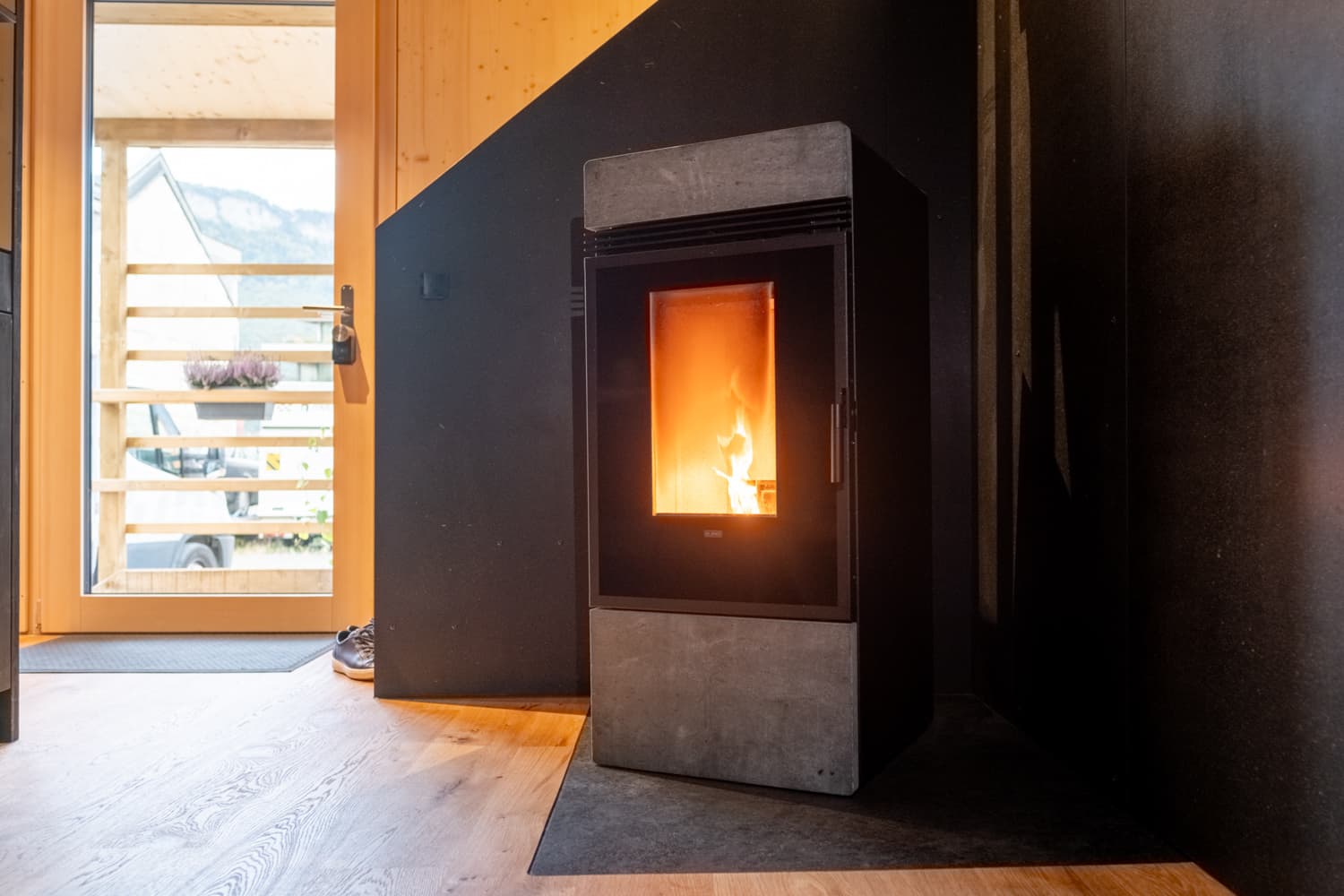 VIVĀN ELEMENT SwissBijou in Stans: Pelletofen beim Eingang