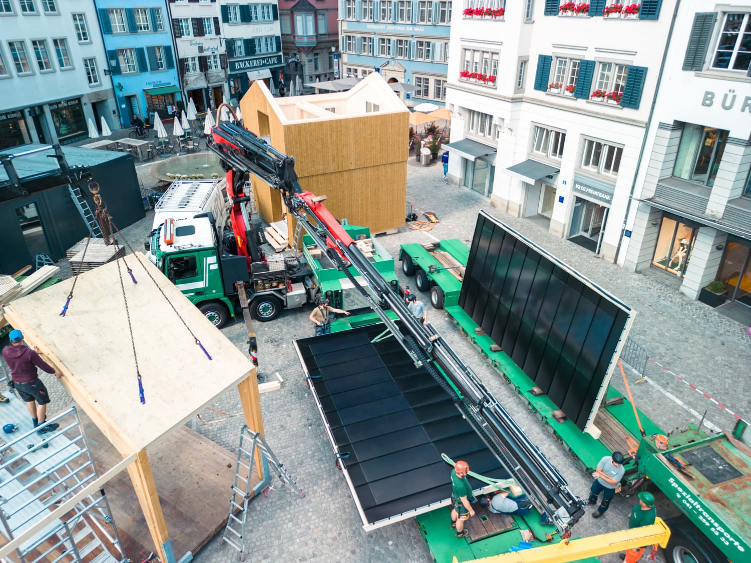 VIVĀN ELEMENT SwissBijou: Aufbau mit Spezialtransport auf dem Münsterhof