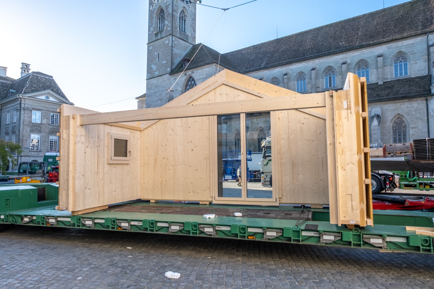 VIVĀN ELEMENT SwissBijou: Elementtransport vor dem Grossmünster in Zürich