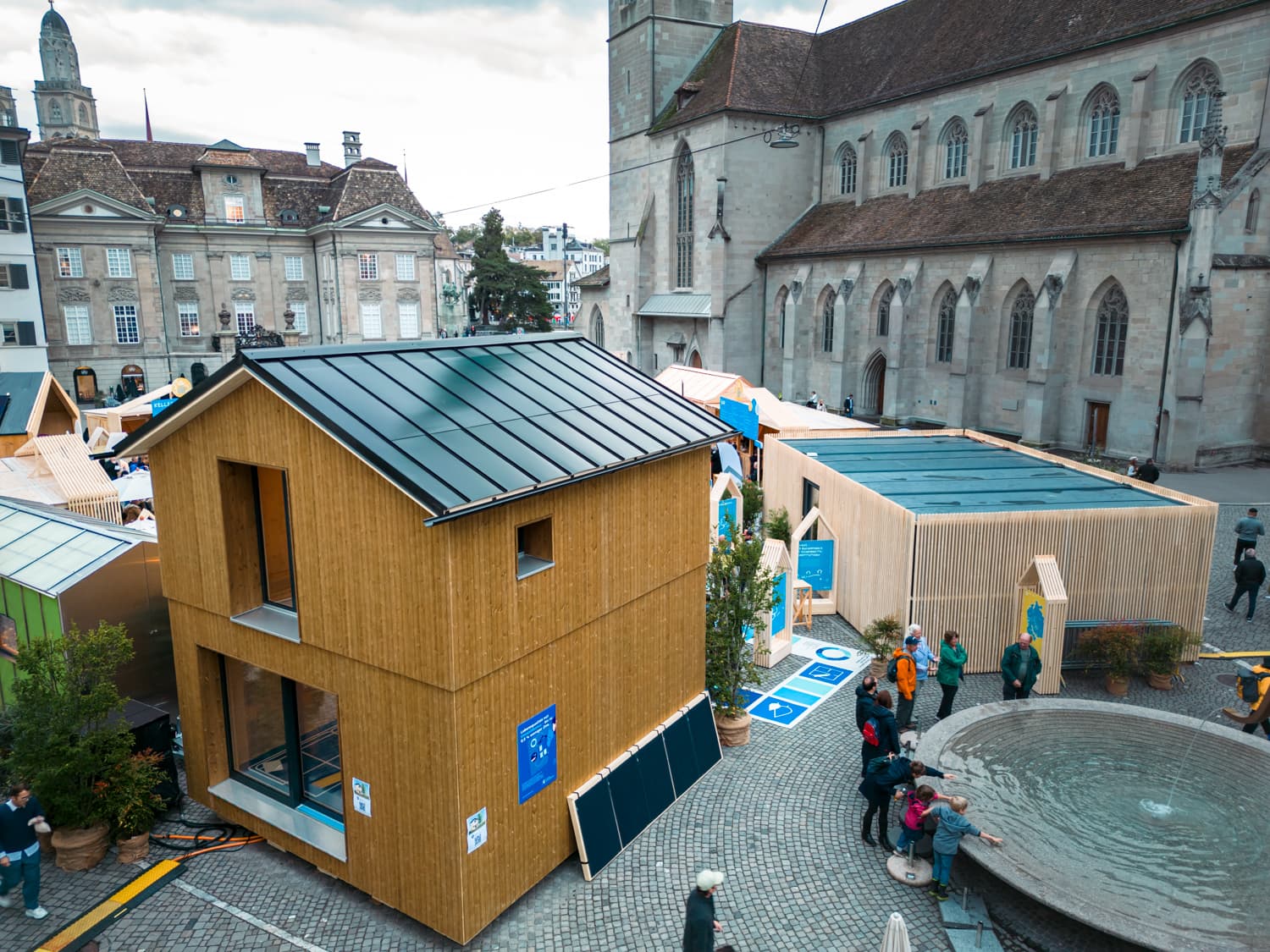 VIVĀN ELEMENT SwissBijou: das SwissBijou am Brunnen auf dem Münsterhof