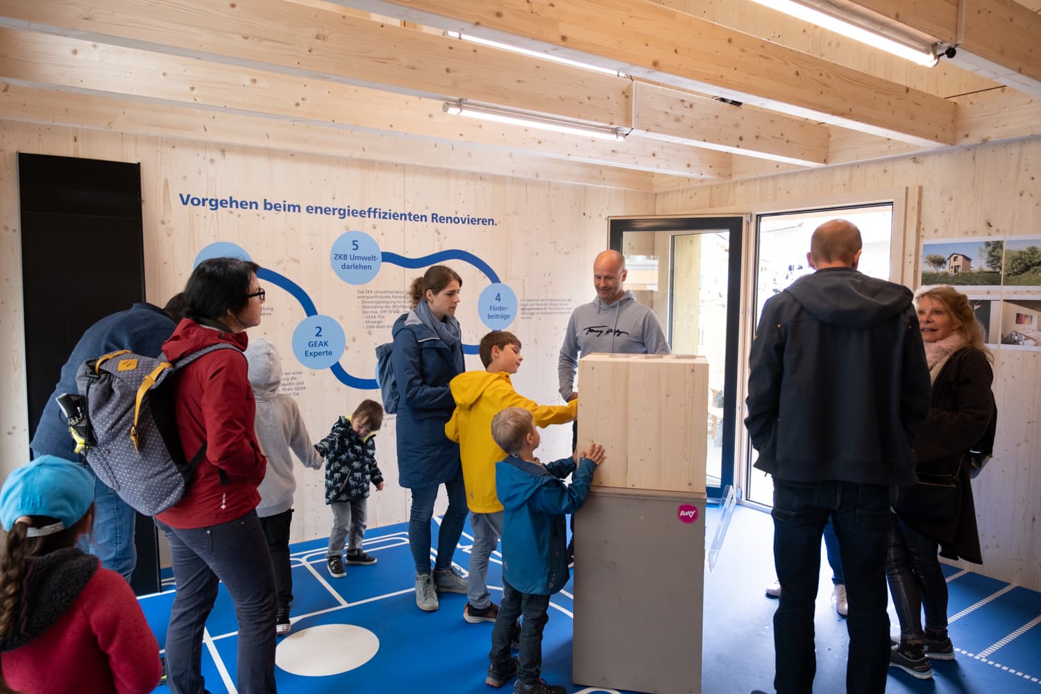 VIVĀN ELEMENT SwissBijou: Besucherinnen und Besucher im SwissBijou