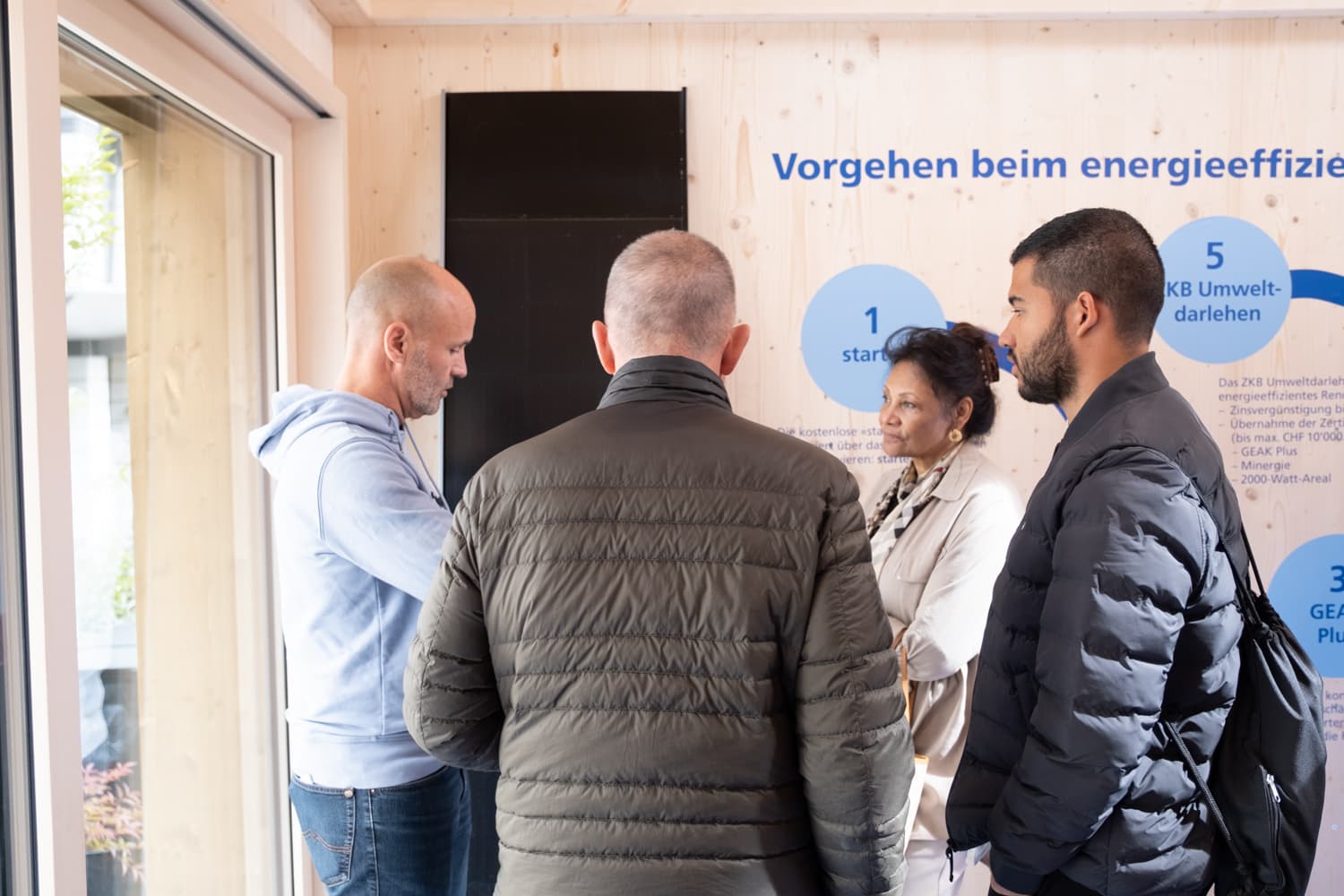 VIVĀN ELEMENT SwissBijou: Besucher an der Ausstellung im SwissBijou