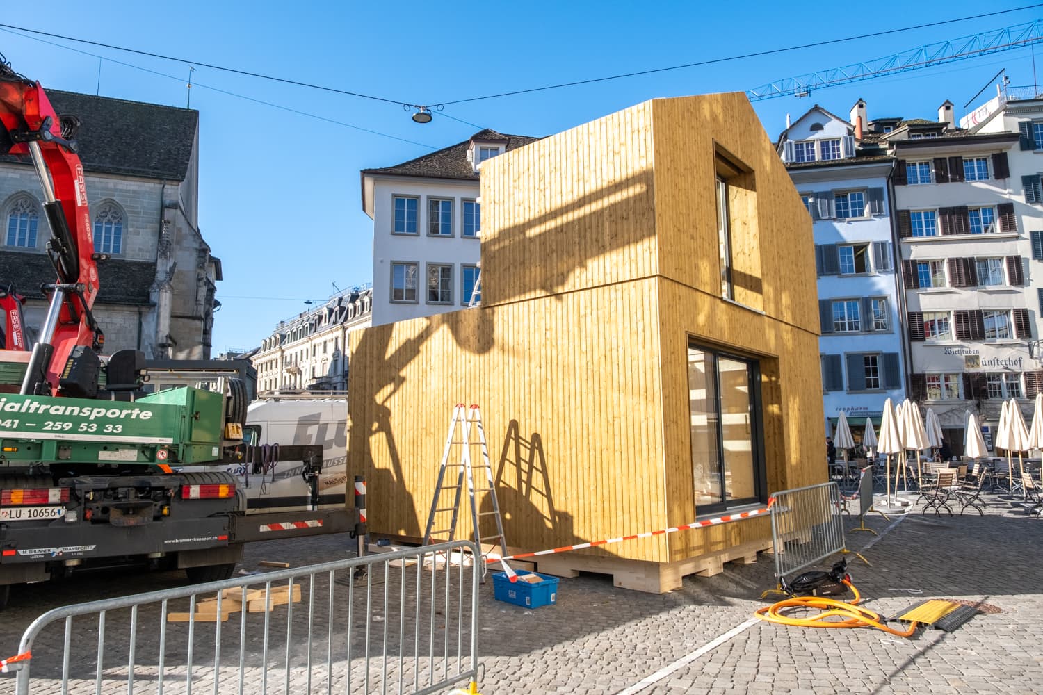 VIVĀN ELEMENT SwissBijou: ein Modul schwebt am Kran über dem Münsterhof
