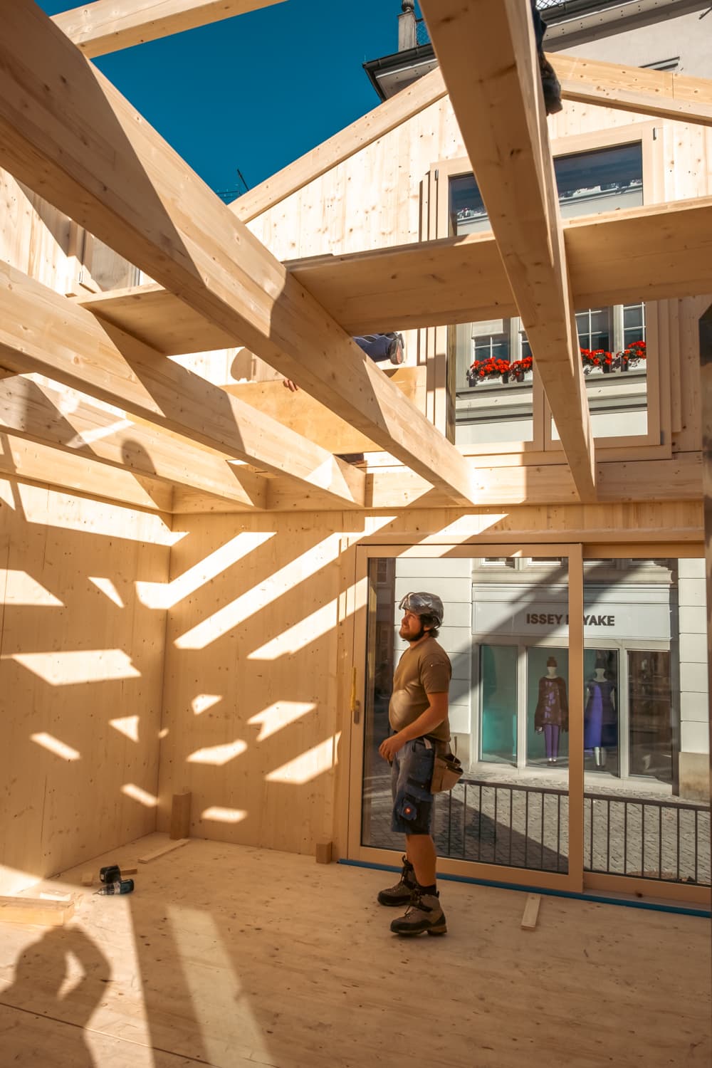 VIVĀN ELEMENT SwissBijou: Dachkonstruktion aus Holz von innen