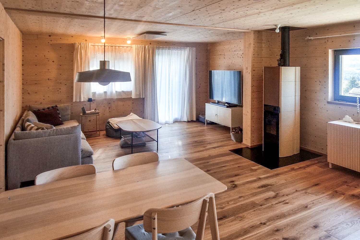 ZINIPI 4-ModulHaus in Triesen FL: Wohnzimmer mit Stückholzofen