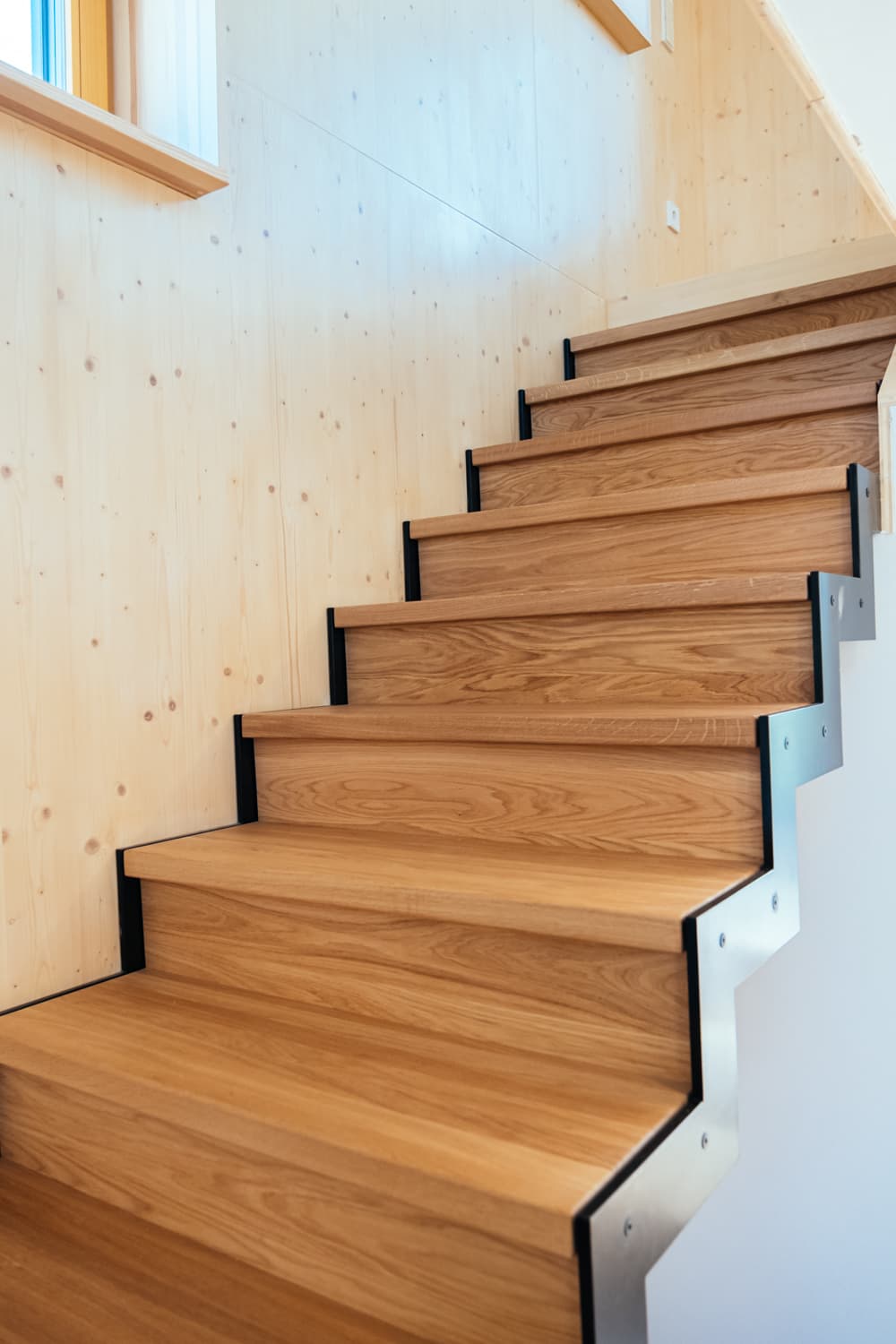 VIVĀN SIGNATURE Compact in Zschepplin bei Leipzig: Holztreppe im Innenausbau