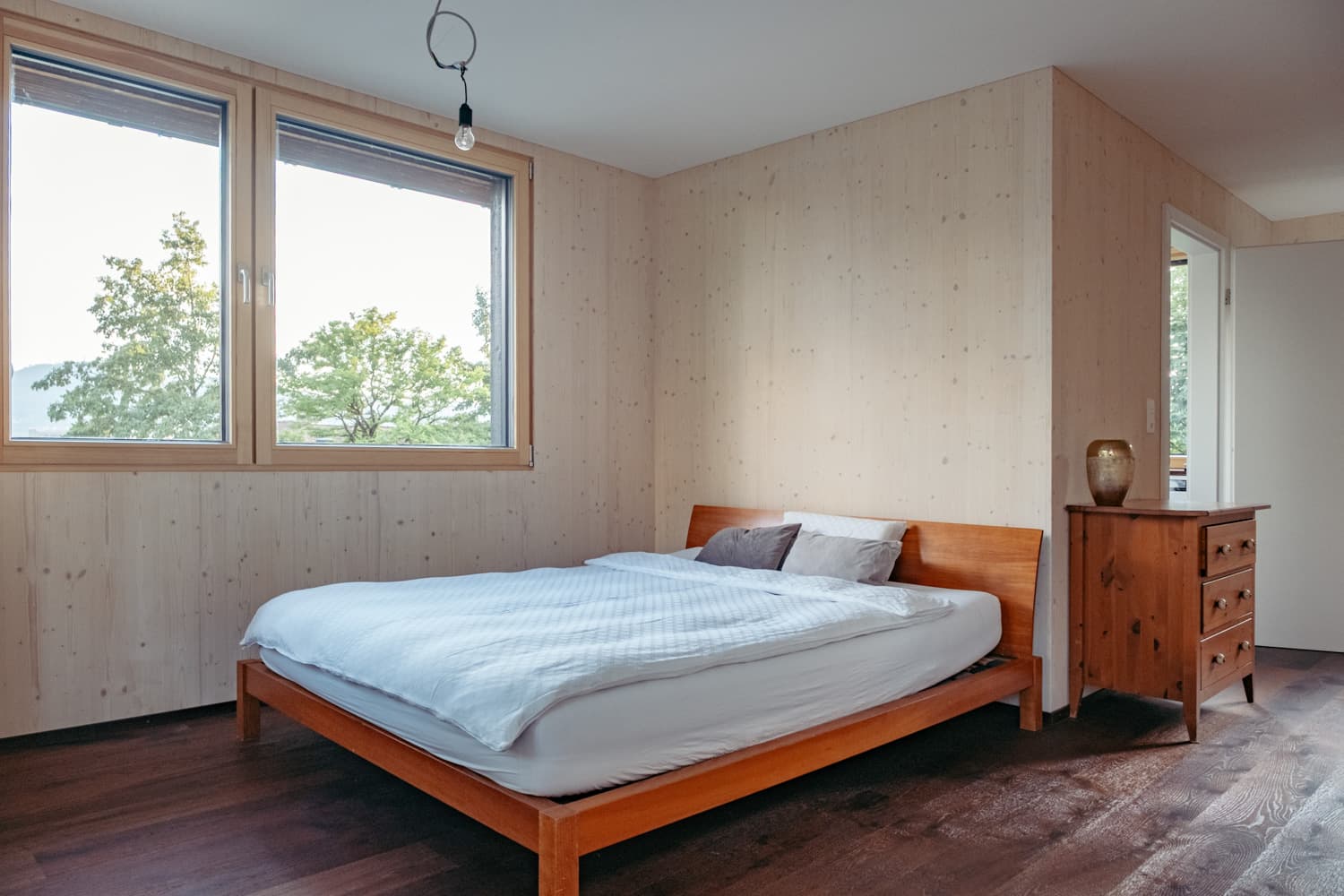 VIVĀN SIGNATURE Compact in Zürich-Wipkingen: Schlafzimmer mit Holzwänden