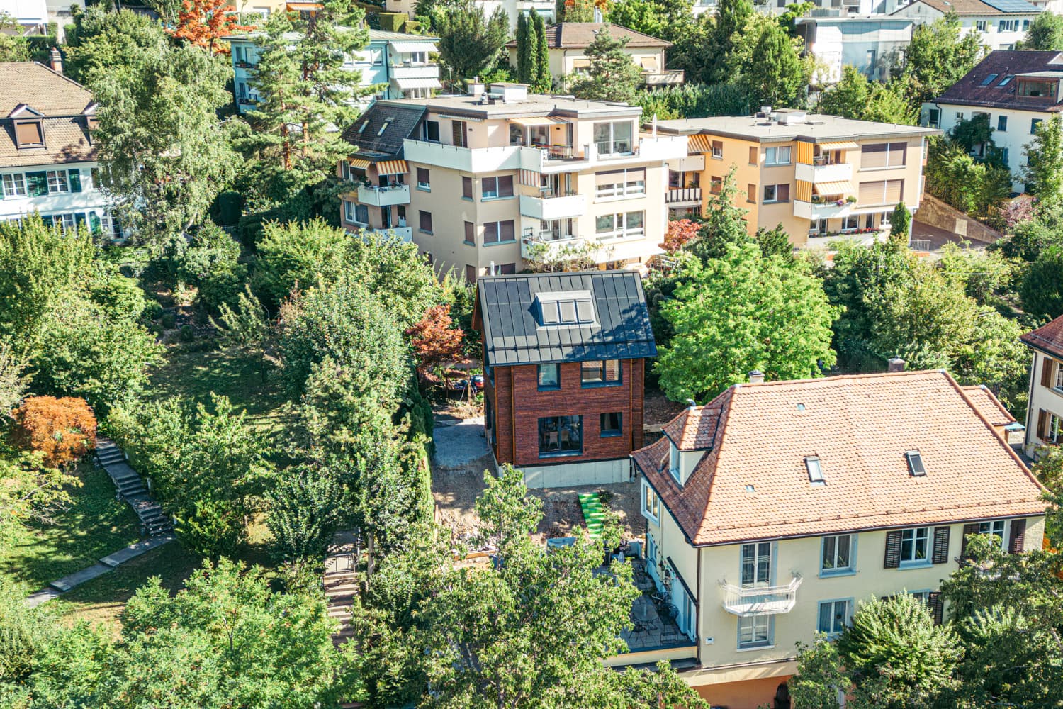 VIVĀN SIGNATURE Compact in Zürich-Wipkingen: das Haus zwischen den Mehrfamilienhäusern des Quartiers